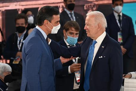 30/10/2021. Cumbre del G20. El presidente del Gobierno, Pedro Sánchez, conversa con el presidente de Estados Unidos, Joe Biden.